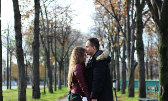 parís eiffel tower couple pigeons lights blue love romance umbrella arc de triomphe